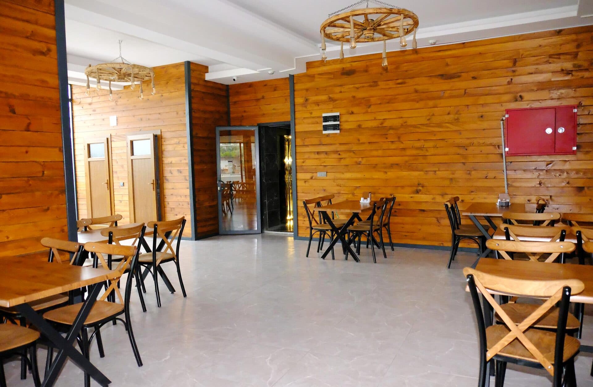 Ahşap kaplı duvarları ve hasır sandalyeleriyle restoran salonu — 1. fotoğraf