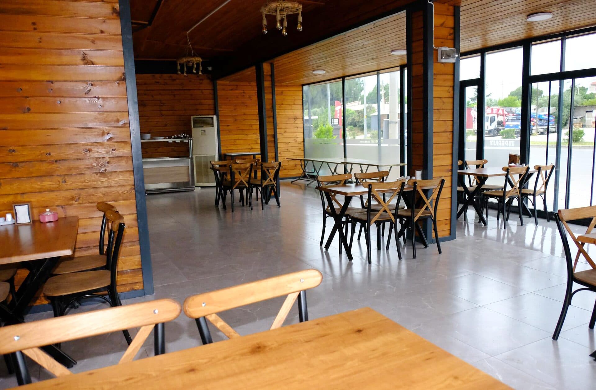 Restoranın geniş camlı salonu ve masalar